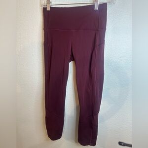 Lululemon legging, color marron.  No text
